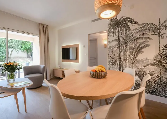 Ombre Des Pins A Tropez Xix サントロペ