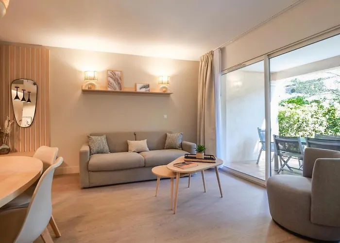 Ombre Des Pins A Tropez Xix * サントロペ